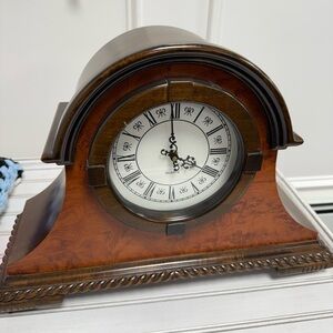 Quartz mantel clock